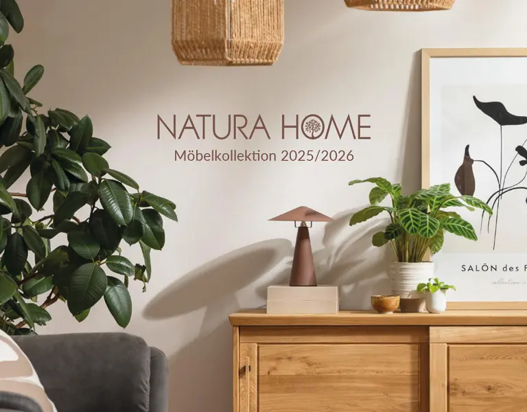 Großzügiges Wohnzimmer mit braunem Ledersofa, beigeAbstraktes Titelbild mit Baumgrafik und Schriftzug Natura Home Möbelkollektion 2025 in warmen Naturtönen, Symbol für nachhaltige und natürliche Wohnideenm Relaxsessel, modernem TV-Möbel und Kaminwand, kombiniert mit elegantem Teppich und hellen Einbauschränken für ein zeitloses Wohnambiente.